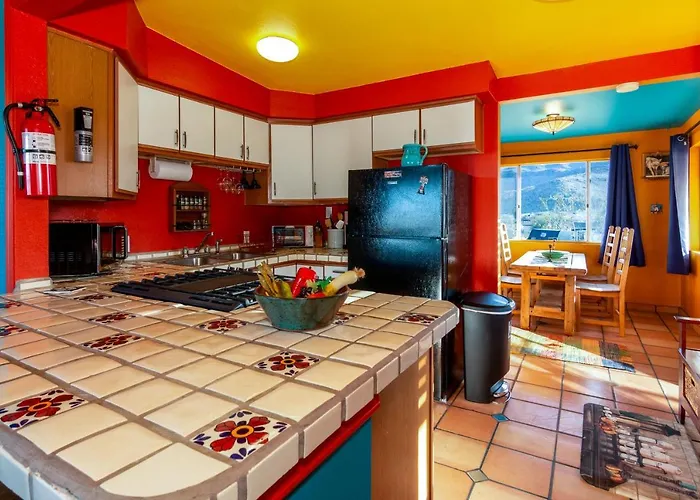 Chuck\'S Cabin In A Joshua Tree Community
