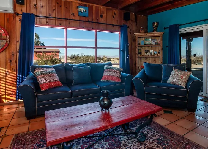 Chuck\'S Cabin In A Joshua Tree Community
