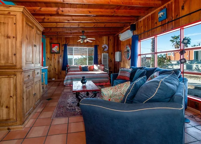 Chuck\'S Cabin In A Joshua Tree Community